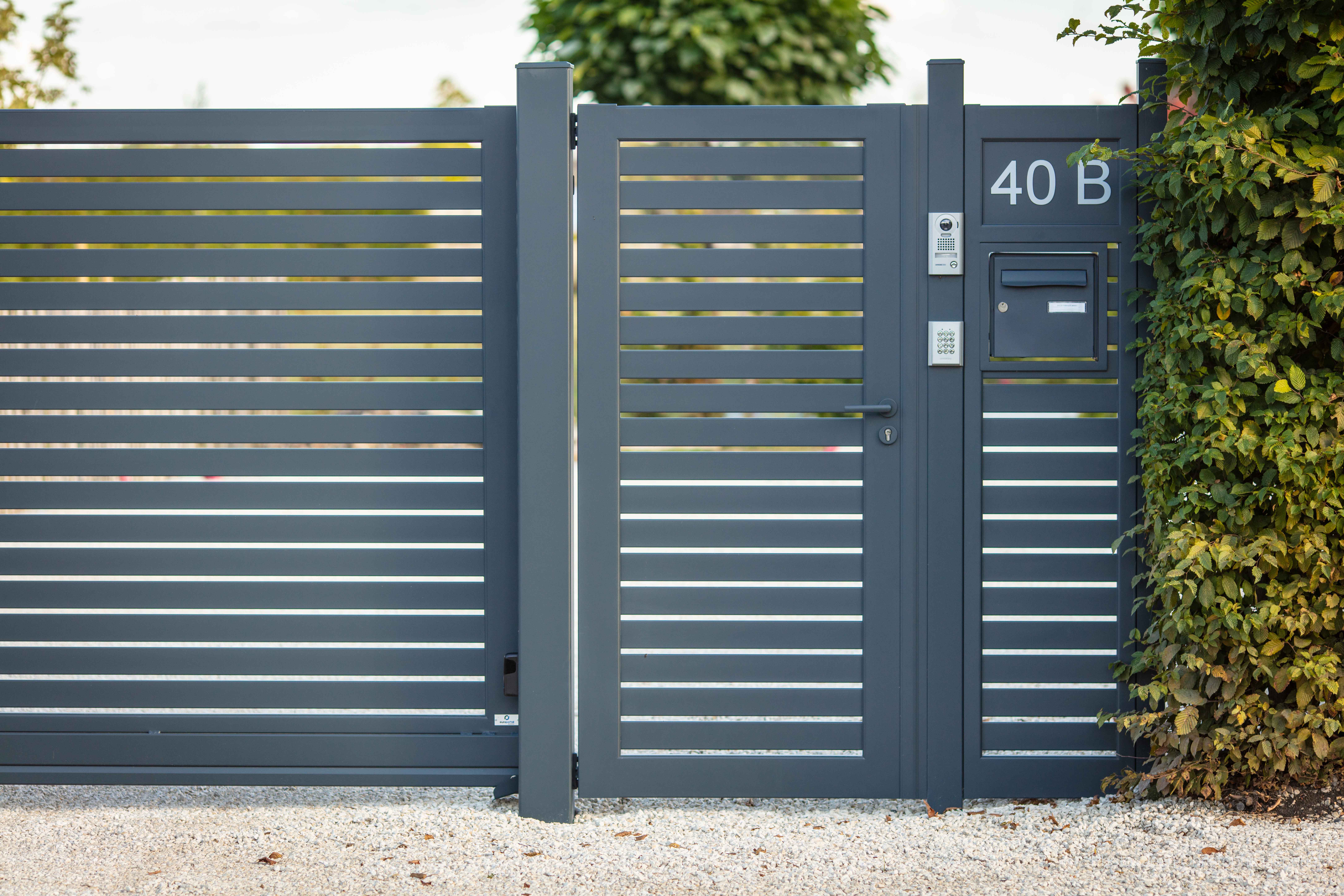 Ensemble portail autoportant Bellerive et portillon avec totem boîte aux lettres, RAL 7016, installé à Estaimpuis