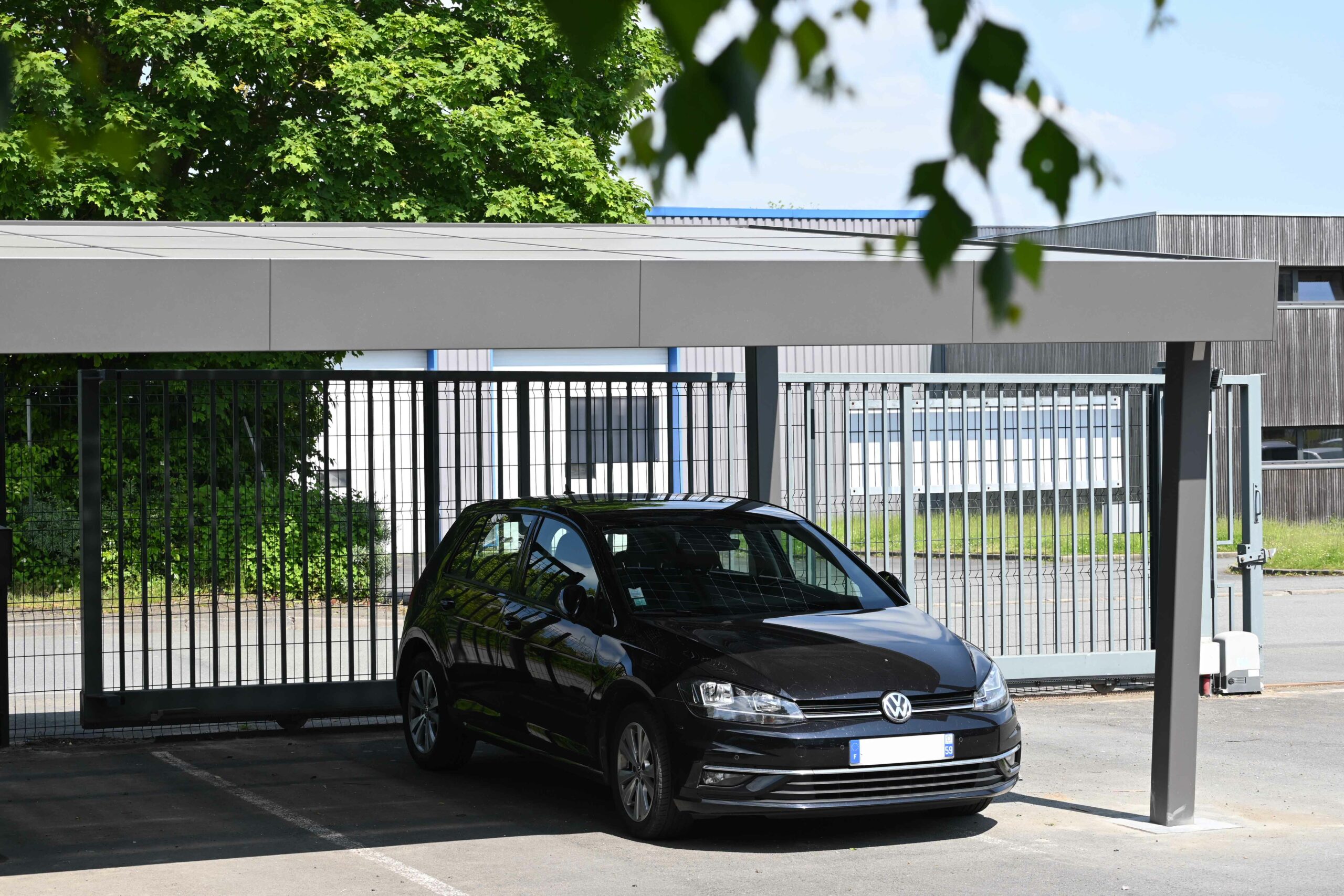 Carport solaire modèle HELIOR autoporté sur mesure avec bandeau Horizon, installation NewTech Fermetures à Fretin (59273)