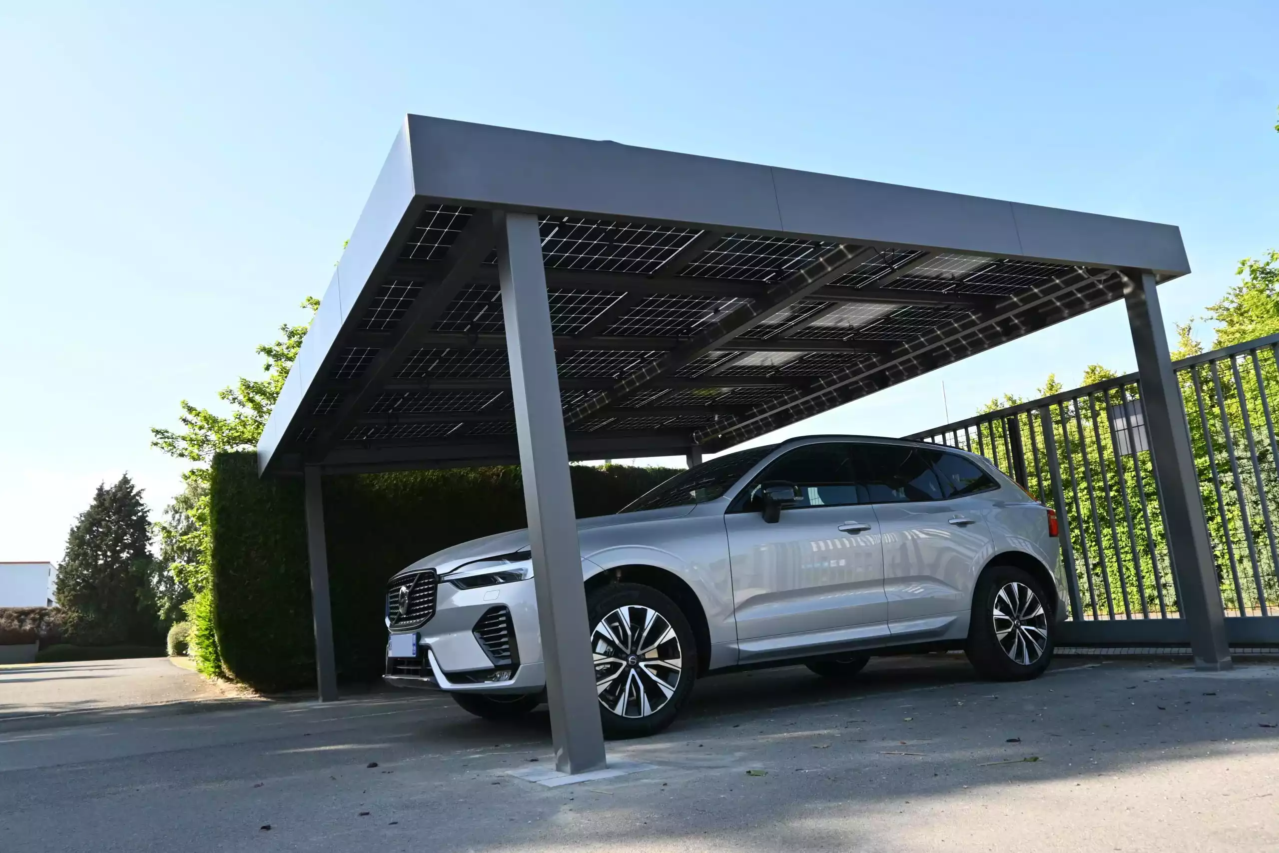 Carport solaire modèle HELIOR autoporté sur mesure avec bandeau Horizon, installation NewTech Fermetures à Fretin (59273)