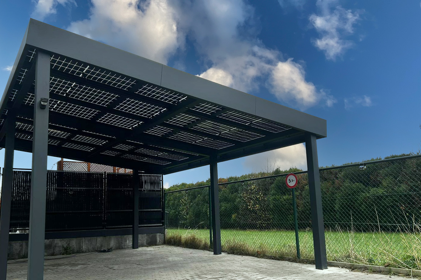 Carport solaire modèle HELIOR autoporté sur mesure avec bandeau Horizon Belgique