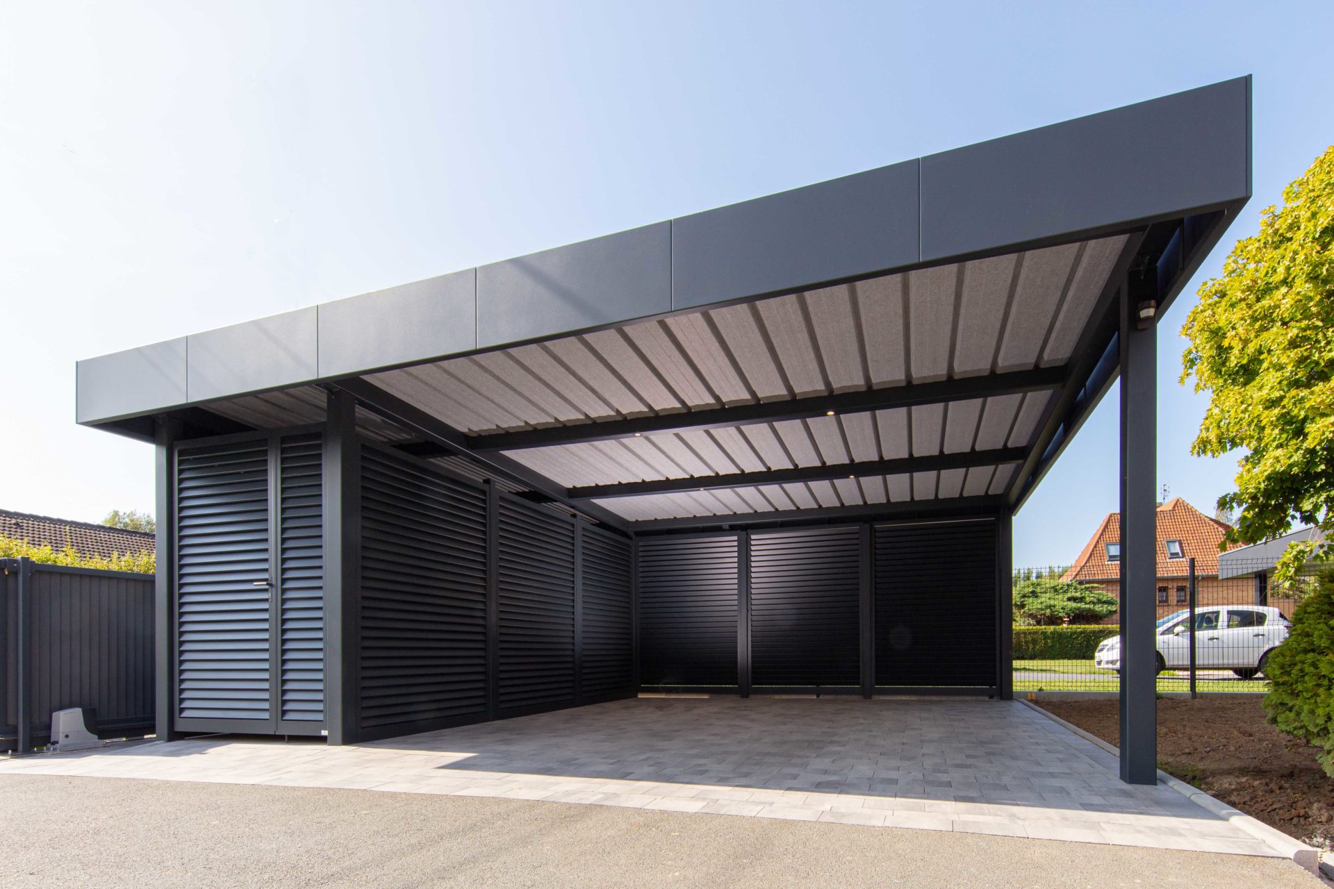 Carport aluminium autoporté modèle ORION avec bandeau Horizon et brise-vues et abri – Leers (59115)