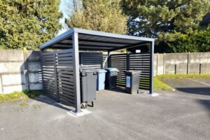 Abri de type Néo pour collectivités et mairies, structure autoportée laquée gris 7016 avec brise vue Bellerive