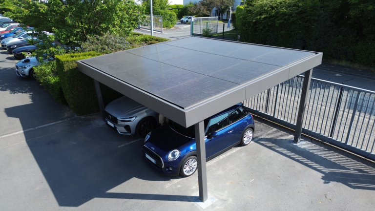 Carport solaire modèle HELIOR autoporté sur mesure avec bandeau Horizon, installation NewTech Fermetures à Fretin (59273)