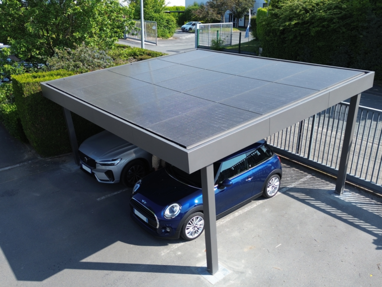 Carport solaire modèle HELIOR autoporté sur mesure avec bandeau Horizon, installation NewTech Fermetures à Fretin (59273)