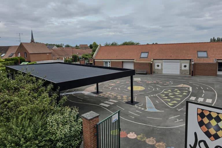 Préau de l'école de Mérignies, abri Moduleo avec bandeau Horizon, brise vue Sarlande à lattes inclinées, coloris 9005, installation par NewTech Fermetures