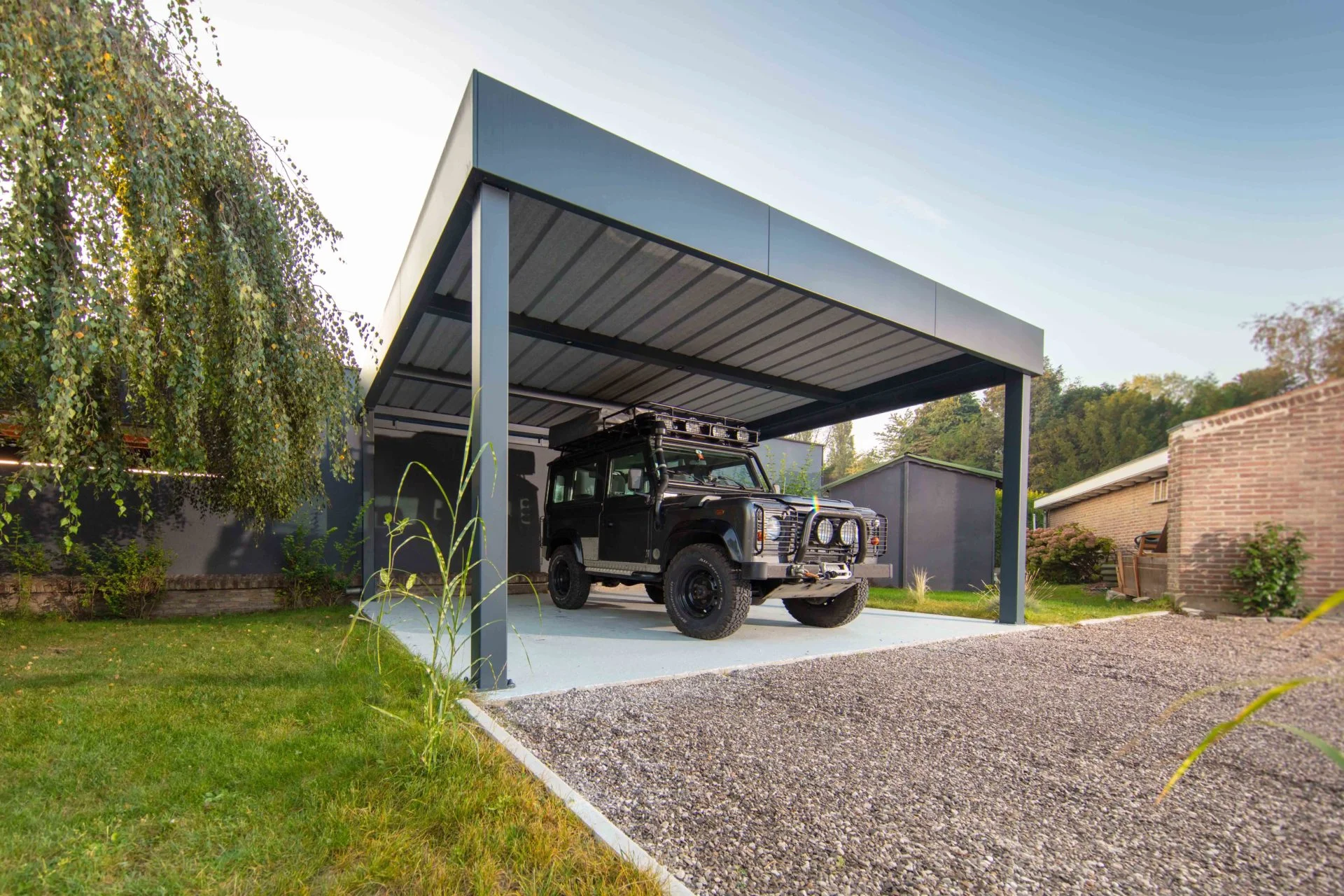 Carport autoporté ORION avec bandeau Horizon laqué 7016, installation par NewTech Fermetures à Chéreng (59152)