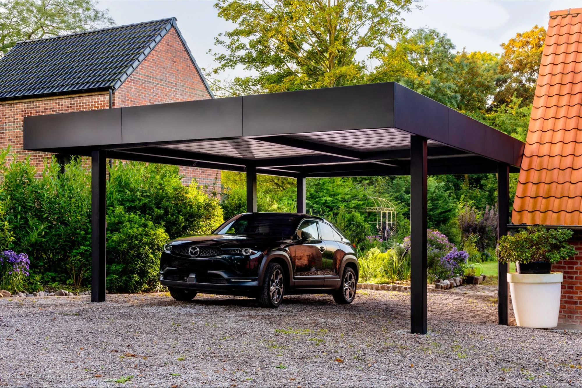 Carport semi-adossé ORION sur mesure, bandeau tôle lisse noir 9005 FT, installation à Hem (59510)