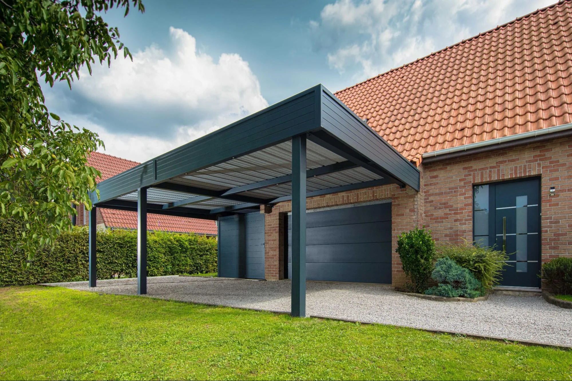 Pose carport ORION semi-adossé, bandeau Auteuil RAL 7016, abri de jardin lames larges Rambouillet aluminium, installation à Seclin (59113)