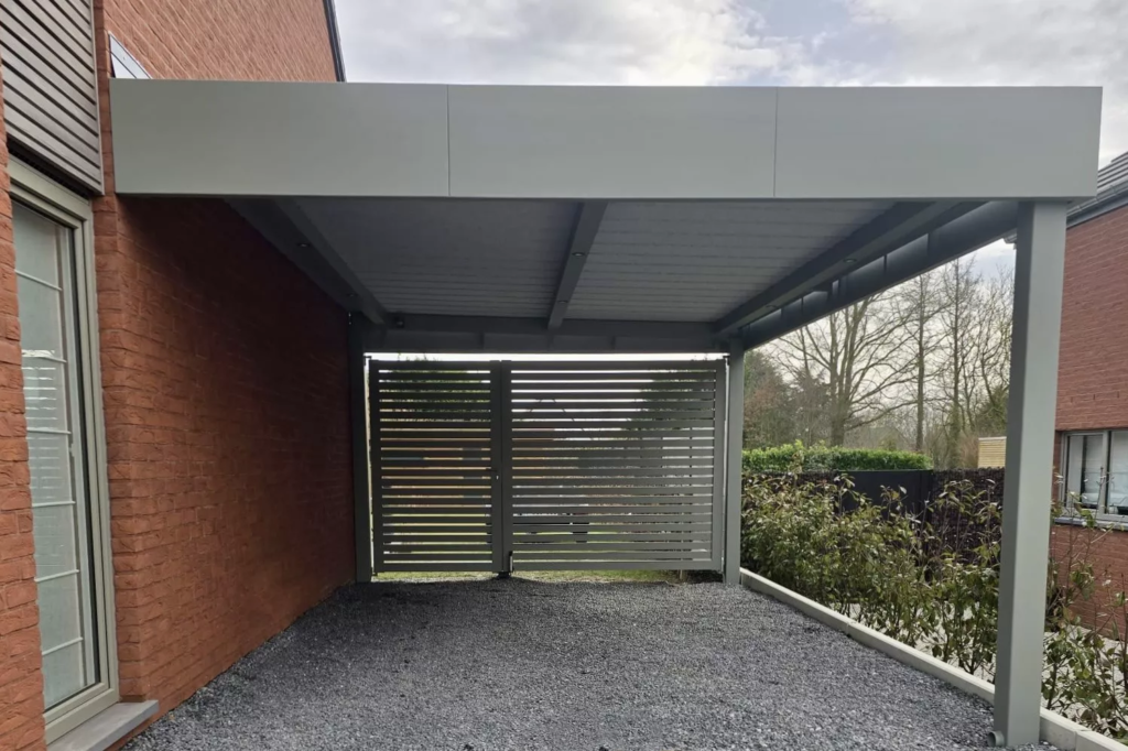 Carport ORION adossé gris RAL 7023 avec éclairage LED, portail Bellerive à vantaux inégaux et tierce, installé à Kain en Belgique par Newtech Fermetures