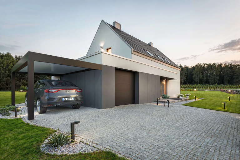 Carport BOREAL adossé sur mesure avec toiture autoportée installé par Newtech Fermetures à Roubaix (59100).