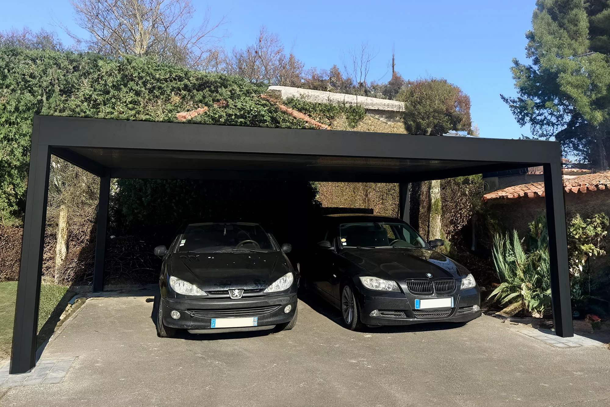 Carport BOREAL autoporté en aluminium sur mesure installé par Newtech Fermetures à Fretin (59273).