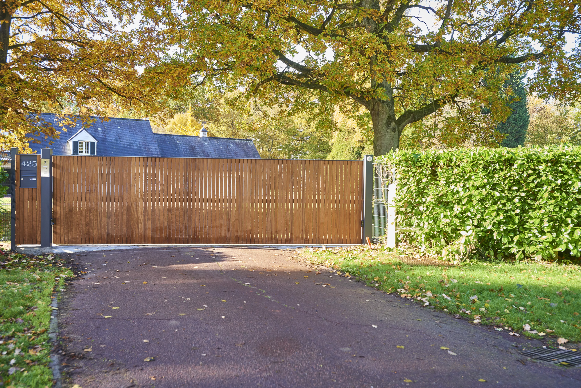 Entrée avec portail coulissant bois et aluminium et clôture paysagère à Louvil 59830