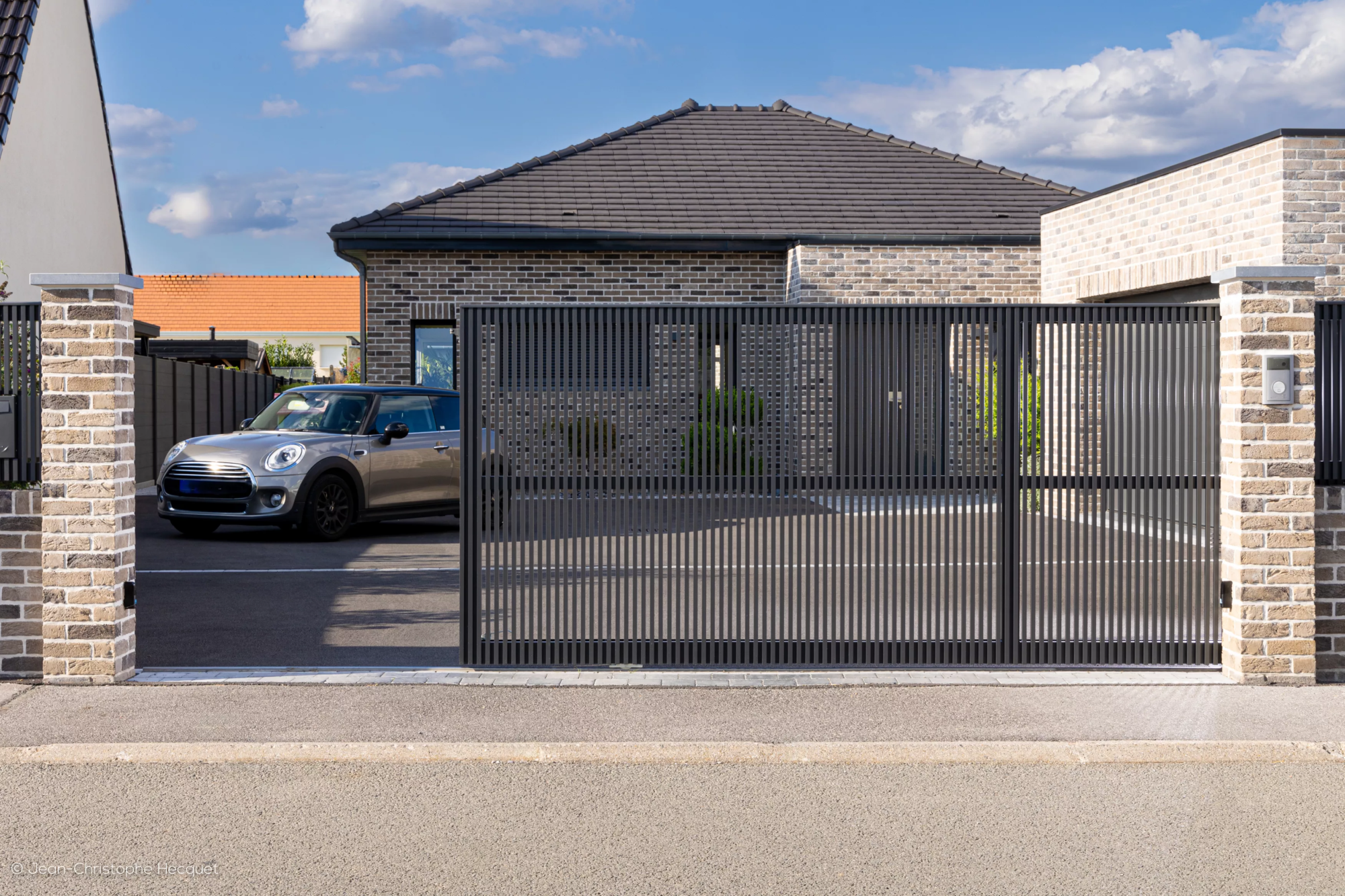 Installation d'un portail sur mesure en aluminium à Biache St Vaast, modèle Ostende. Par Newtech Fermetures
