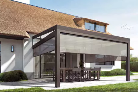 Pergola en aluminium avec triangle et stores verticaux à Ronchin