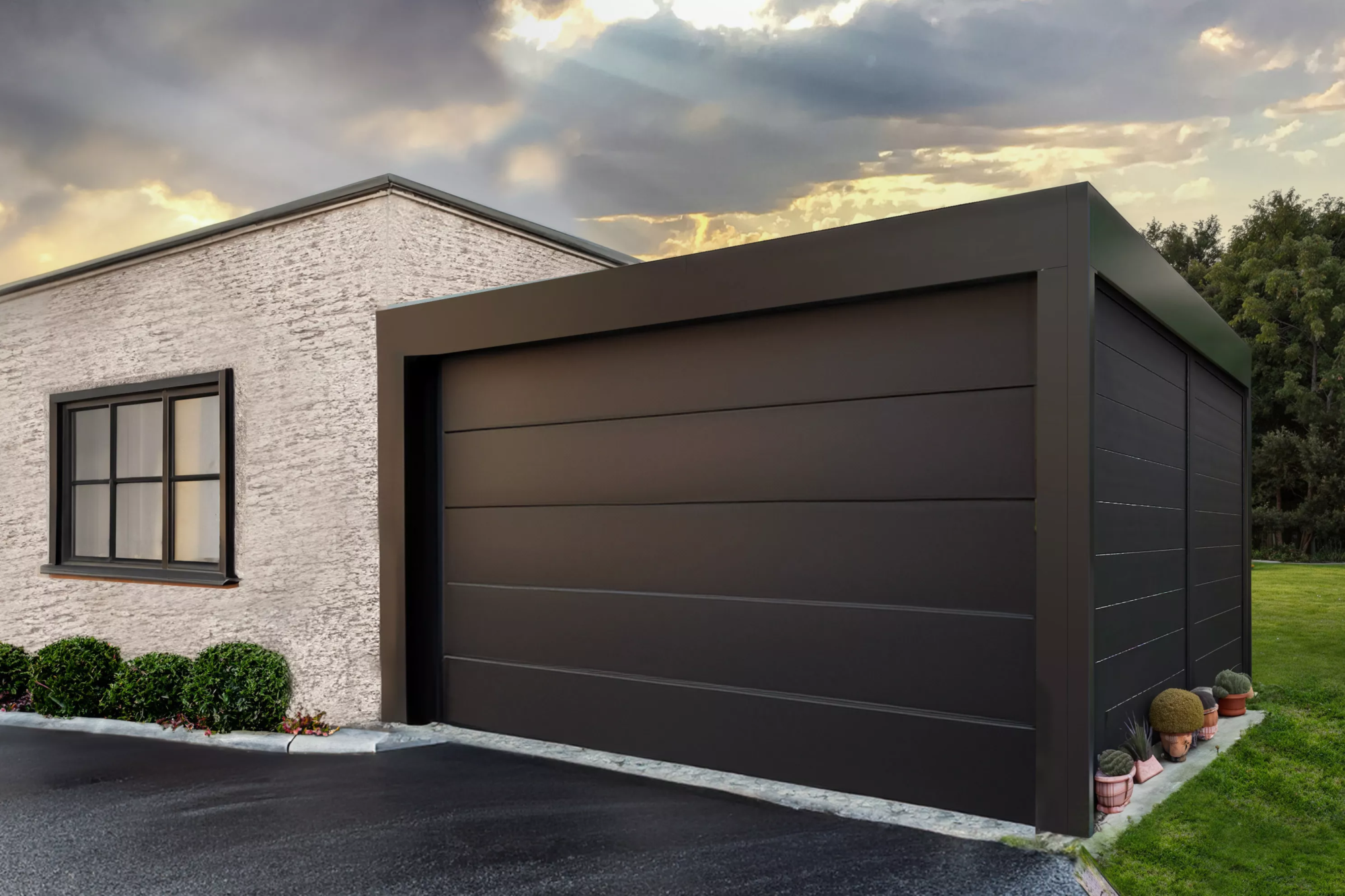 Carport BOREAL en aluminium sur mesure avec porte de garage intégré, installé par Newtech Fermetures à Tourcoing (59200).