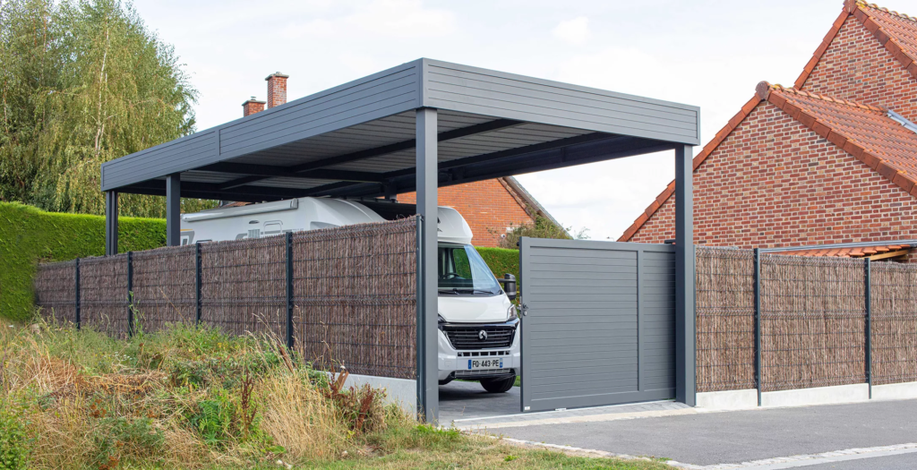 Entrée sécurisée avec portail Auteuil et carport grande hauteur pour camping-car, pose par Newtech Fermetures à Bourghelles