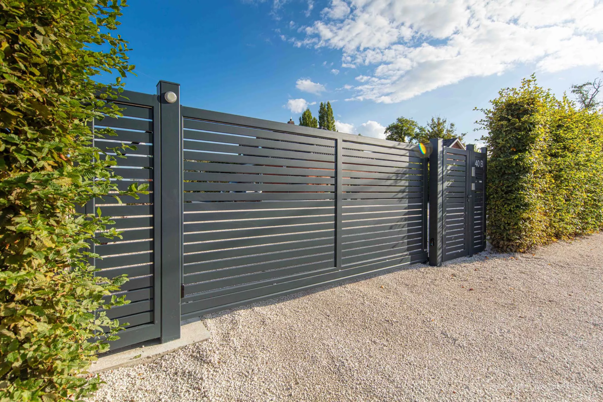 Portail aluminium Bellerive avec lames horizontales ajourées, portillon assorti et totem boîte aux lettres – Newtech Fermetures à Froyennes