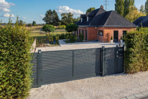 Portail autoportant modèle Bellerive avec portillon et clôture latérale, finition gris anthracite – installation en Belgique