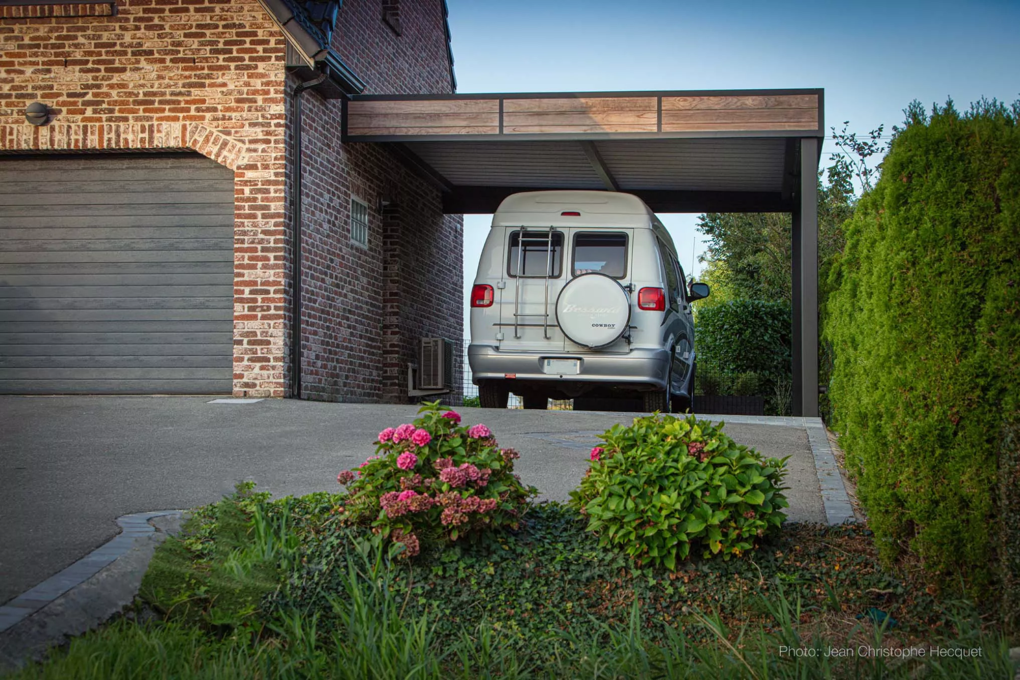 Carport aluminium sur-mesure gris 7016 adossé à une maison en briques