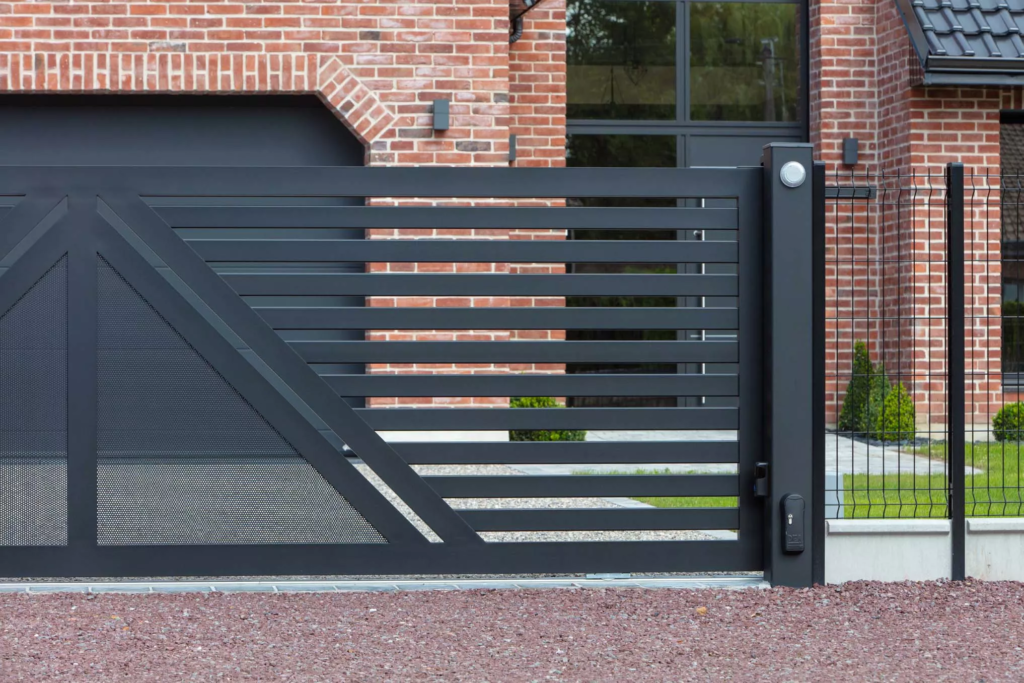 Portail coulissant moderne et ajouré en aluminium noir – Flines-lez-Râches