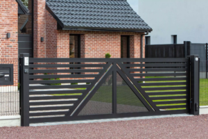 Détail du portail contemporain sur mesure avec tôle perforée en triangle et lames horizontales – Newtech Fermetures