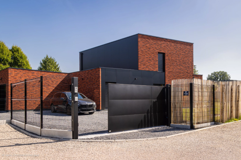 Installation portail coulissant sur rail à Bourghelles par Newtech Fermetures
