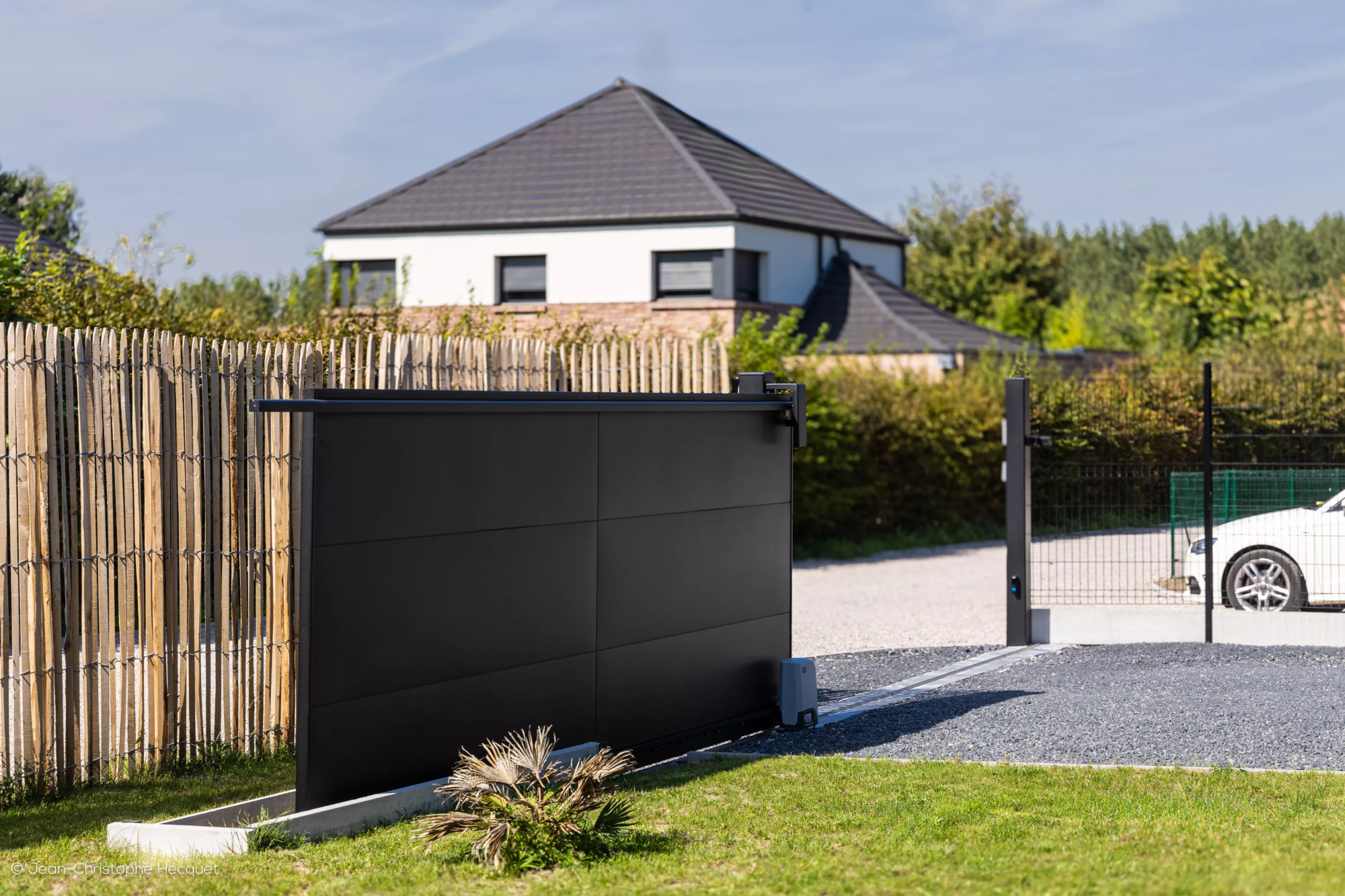 Installation portail coulissant sur rail à Bourghelles par Newtech Fermetures