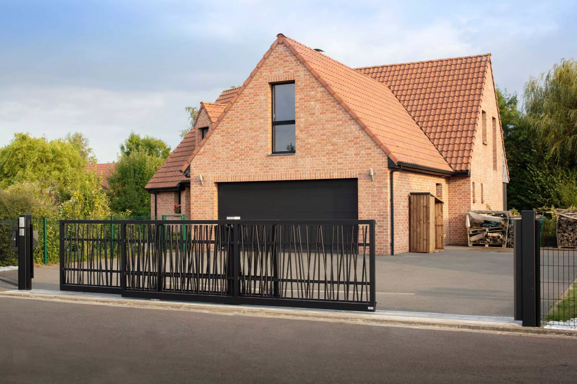 Deux portails coulissants GARENNE en aluminium noir installés en vis-à-vis