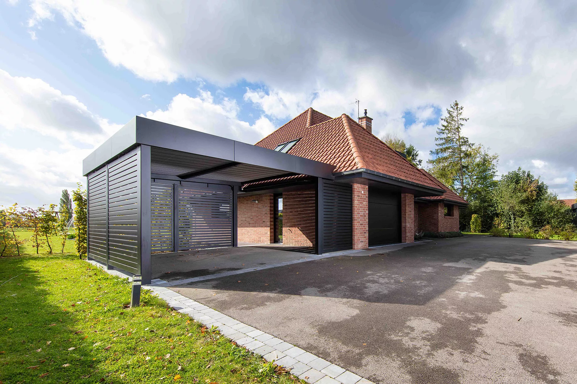 Carport aluminium ORION avec couverture bandeau HORIZON découpé et brise-vue Bellerive, posé par Newtech Fermetures à Laventie