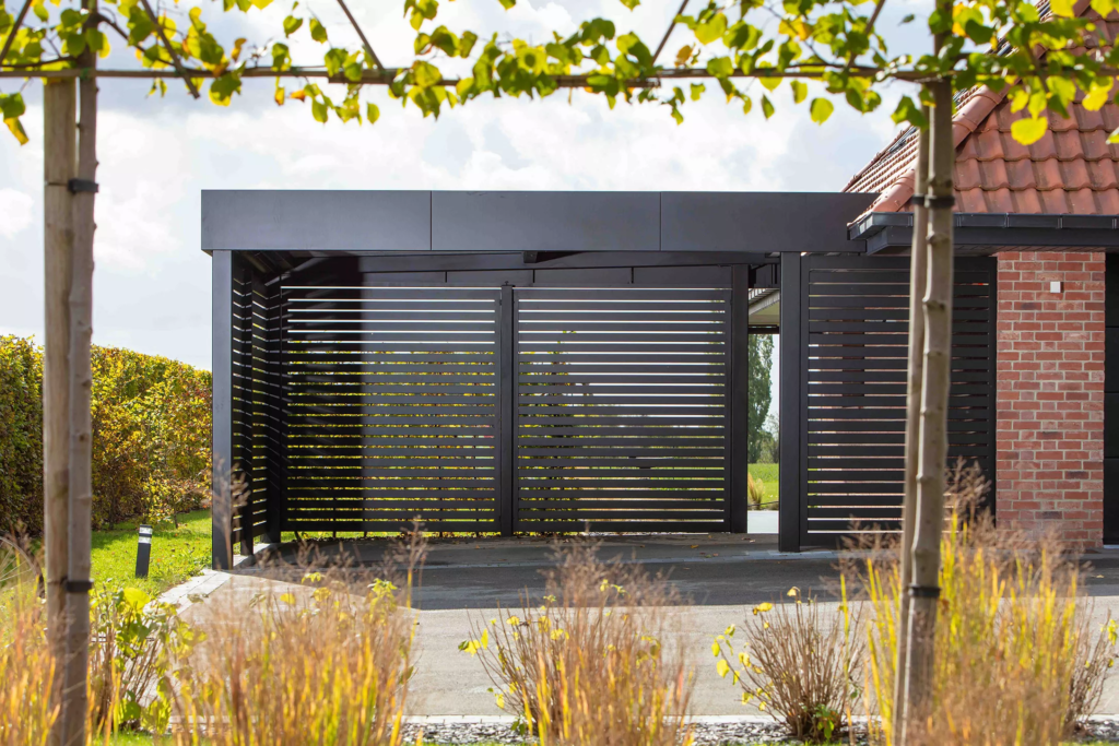 Carport ORION avec brise-vue Bellerive et bandeau HORIZON ajusté à la toiture, installation par Newtech Fermetures dans le Nord (Laventie)