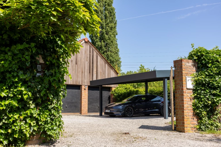 Installation d'un carport solaire à Linselles par Newtech Fermetures et Nord Performance Energétique.