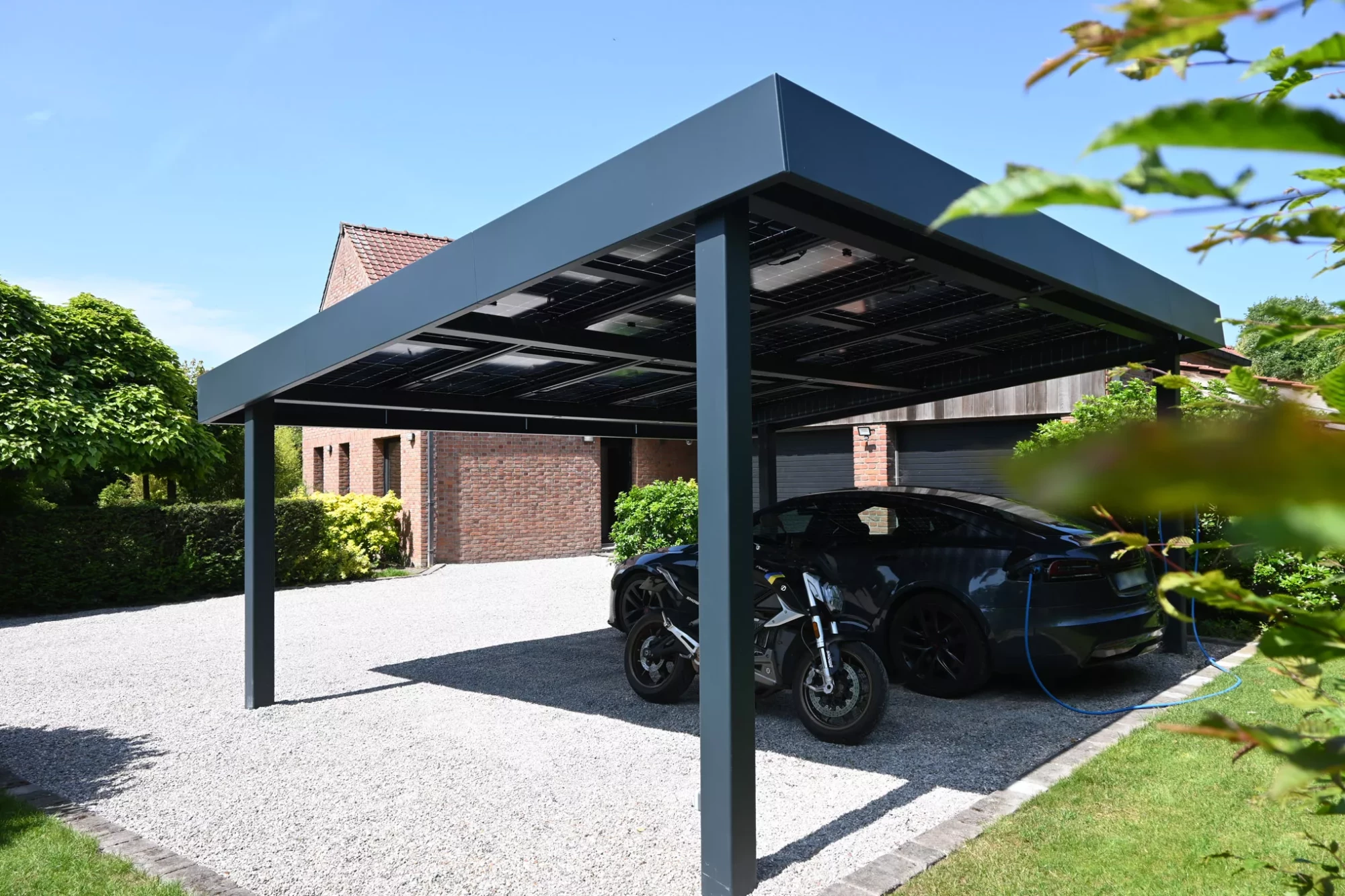 Carport aluminium moderne avec toit solaire – Newtech Linselles