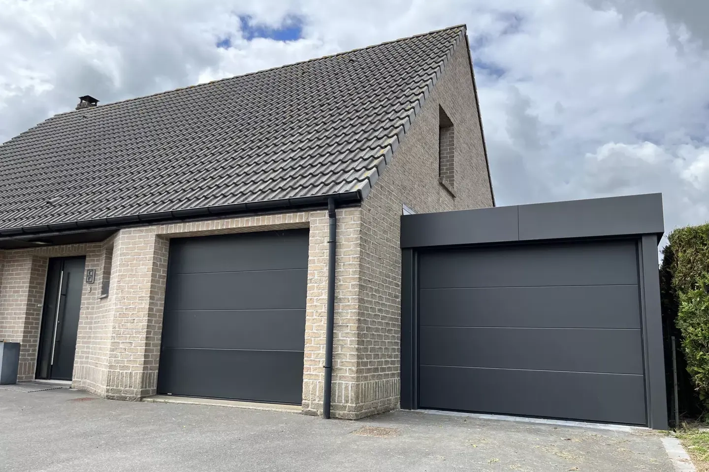 CARPORT-HORIZON-ADOSSE-PORTE-DE-GARAGE-SECTIONNELLE-3 1440x960