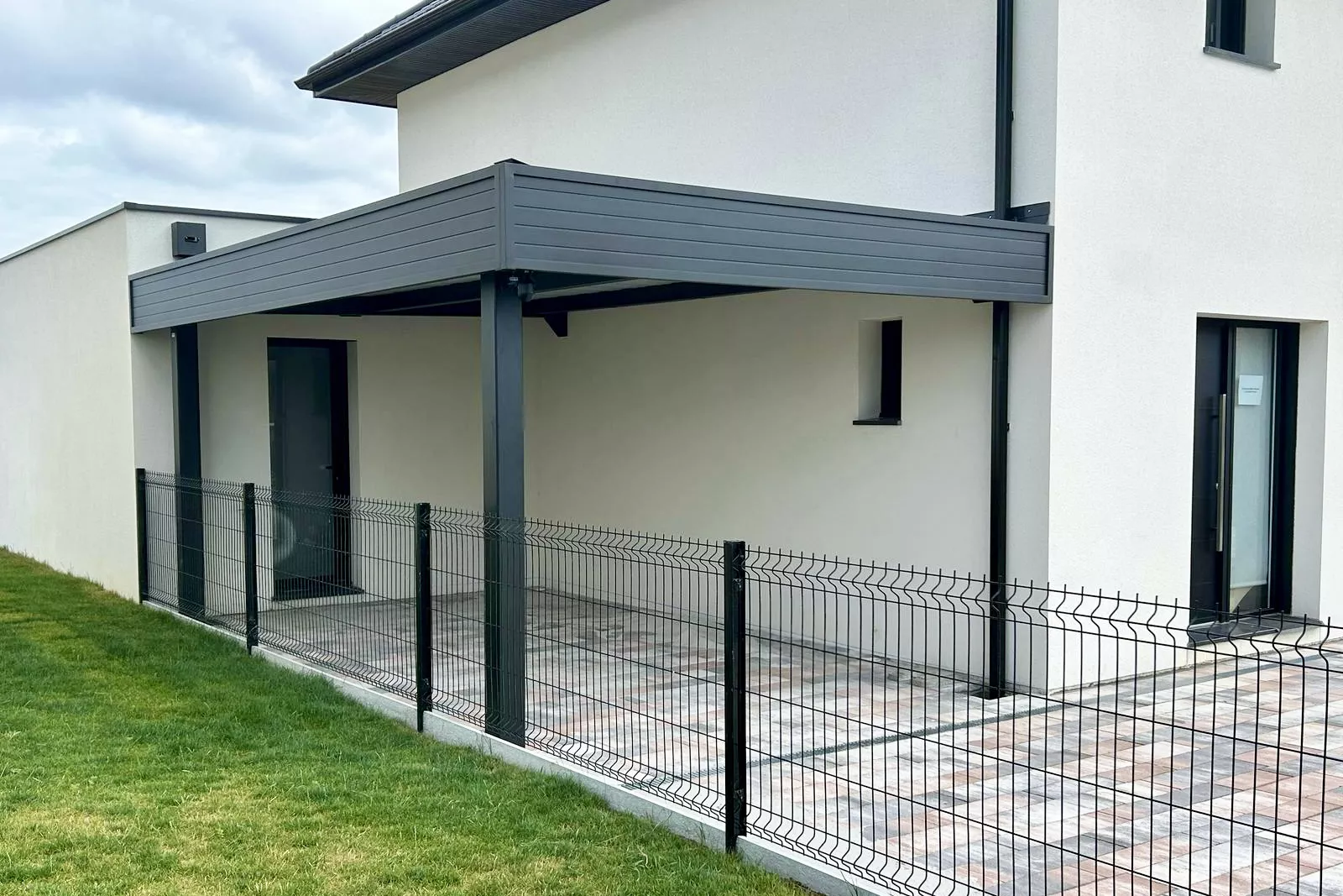 carport design en aluminium adossé à la maison à Anzin-Saint-Aubin, installé par Newtech Fermetures