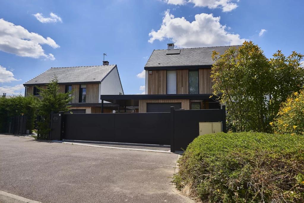 Vue d’ensemble portail HORIZON coulissant aluminium noir 9005 et clôture sur-mesure à Marcq-en-Barœul