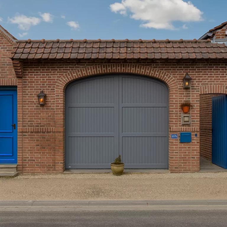 Porte cochère aluminium gris anthracite à 2 battants, modèle AUTEUIL, installée par Newtech Fermetures