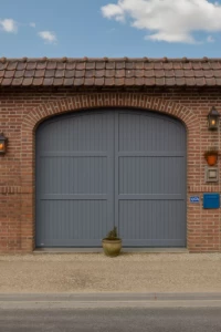 Porte cochère aluminium gris anthracite à 2 battants, modèle AUTEUIL, installée par Newtech Fermetures