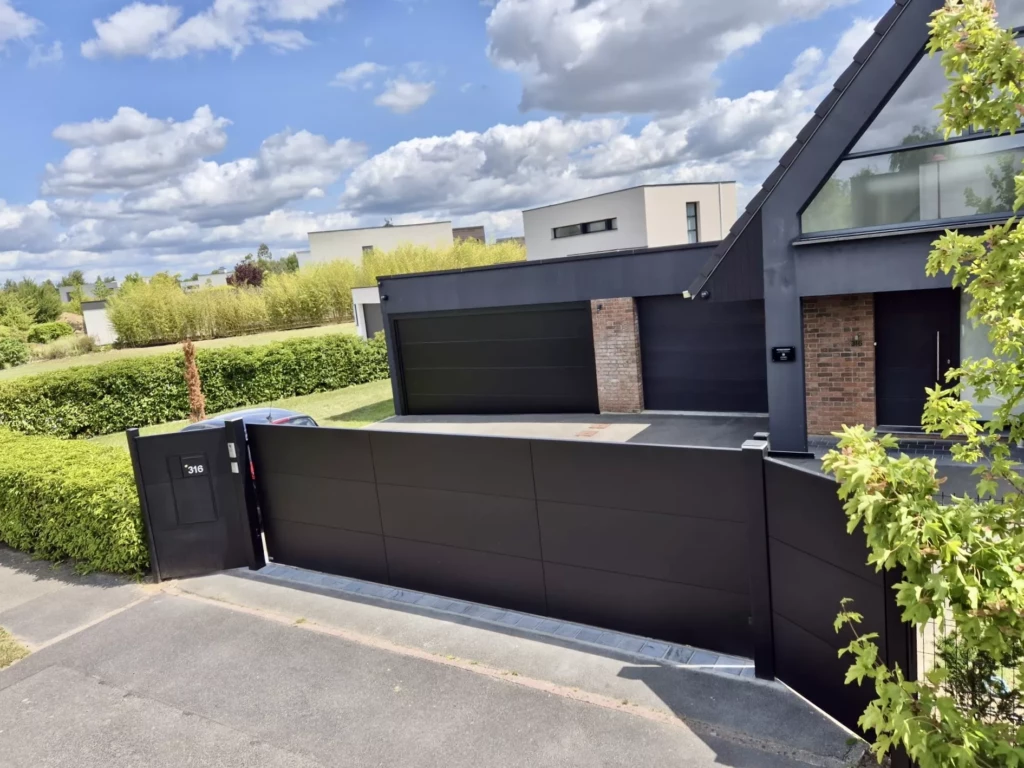 Installation sur-mesure d’un portail coulissant EQUINOXE et clôture assortie à Mérignies – pose par Newtech Fermetures dans la Pévèle