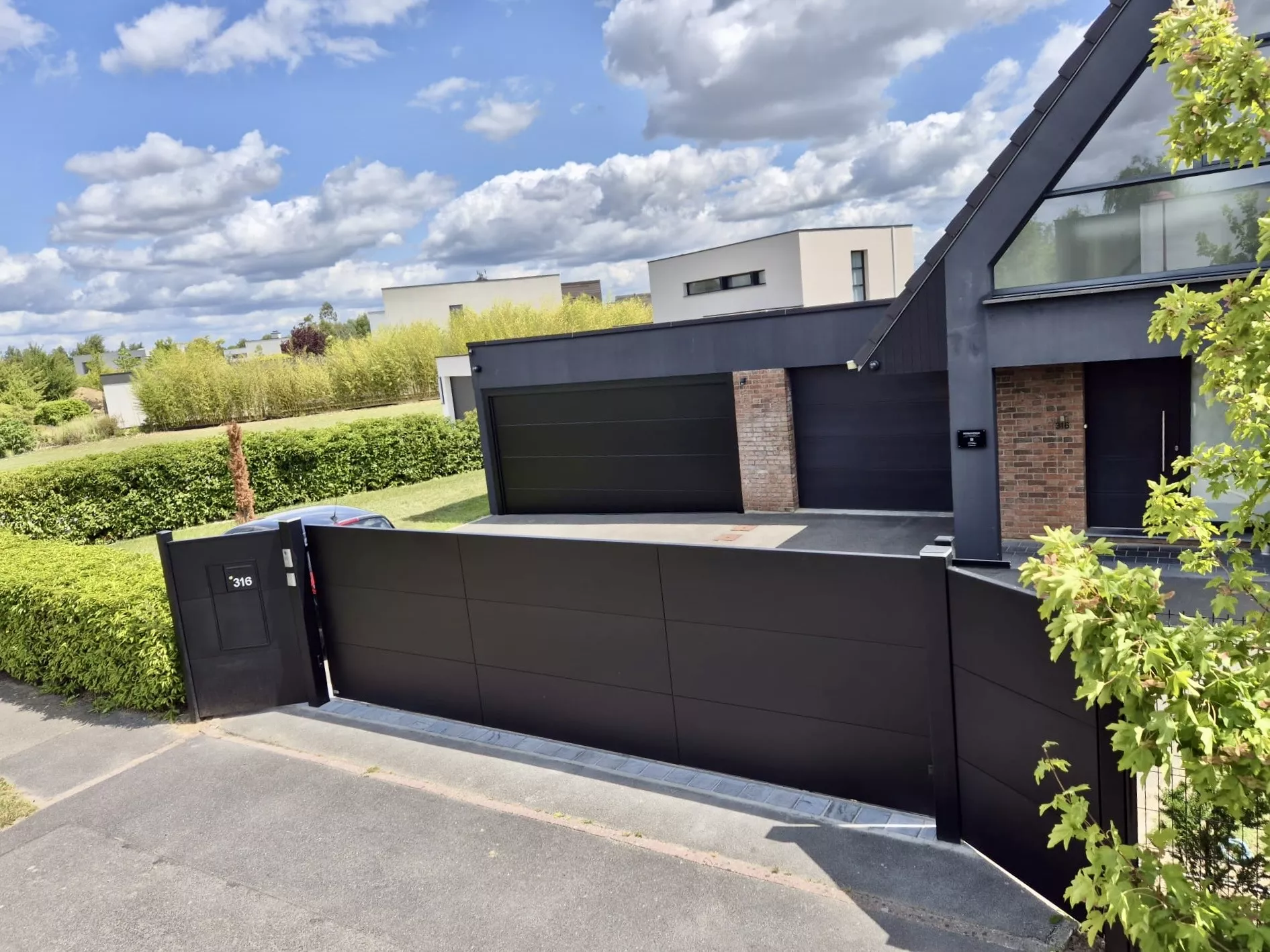 Installation sur-mesure d’un portail coulissant EQUINOXE et clôture assortie à Mérignies – pose par Newtech Fermetures dans la Pévèle