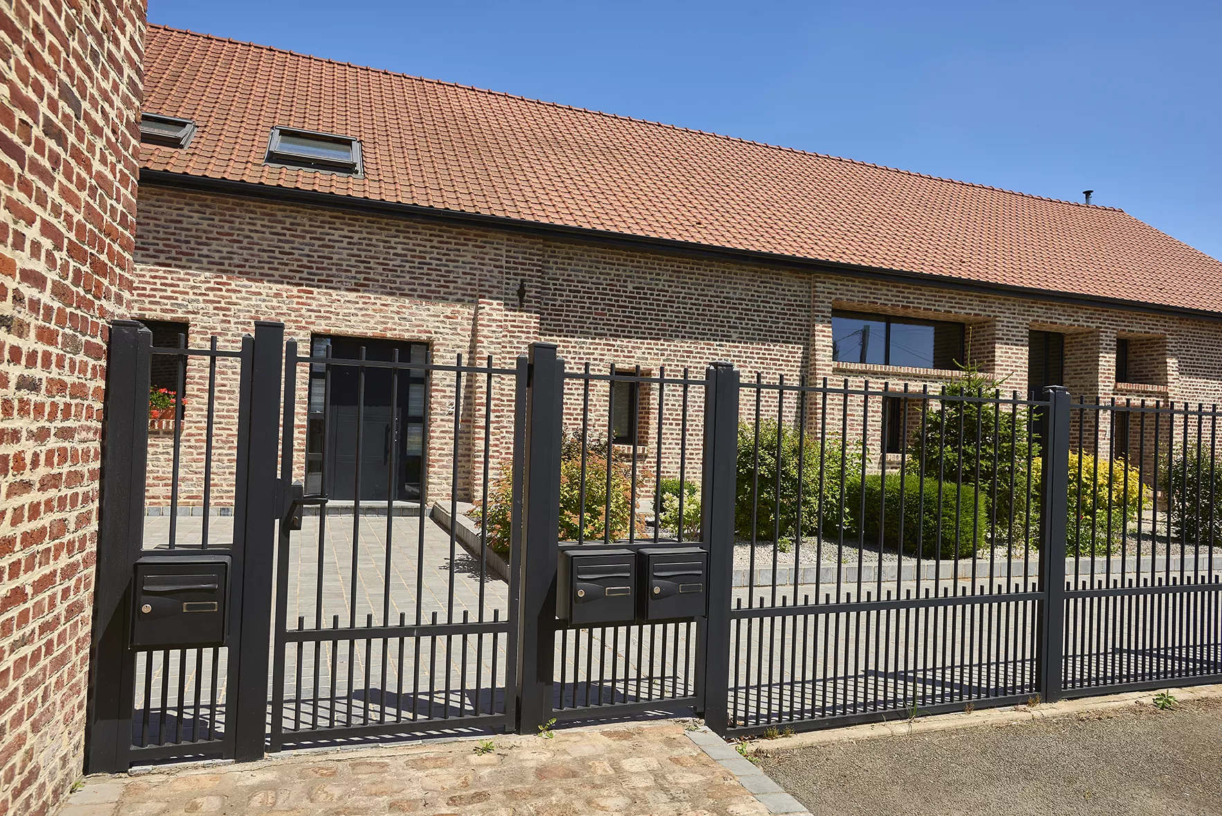 Clôture aluminium TRADITION modèle SULLY avec soubassement double barreaudage et portillons assortis à Richebourg