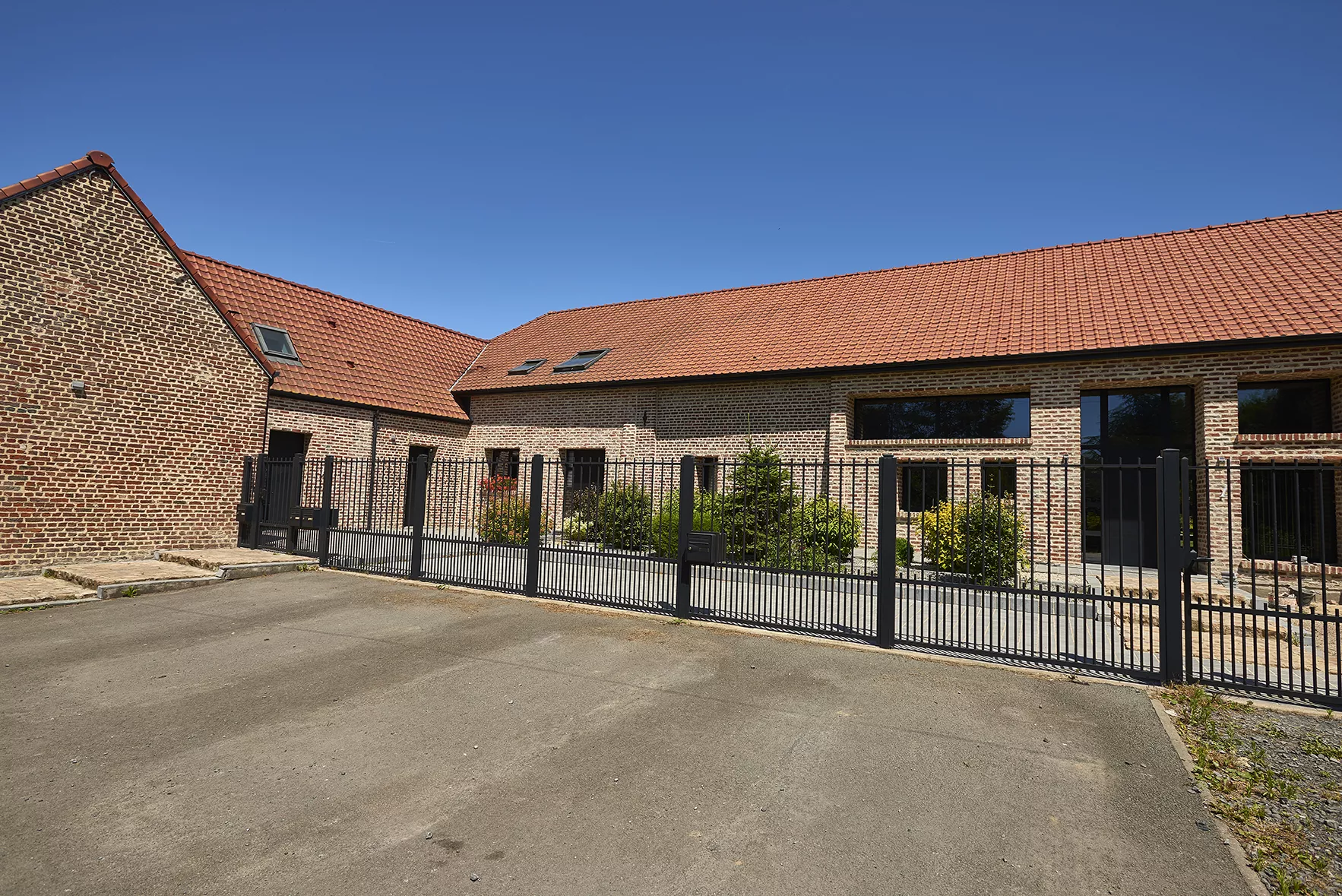 Clôture aluminium noire TRADITION avec soubassement en double barreaudage et portillons assortis, installation copropriété Richebourg