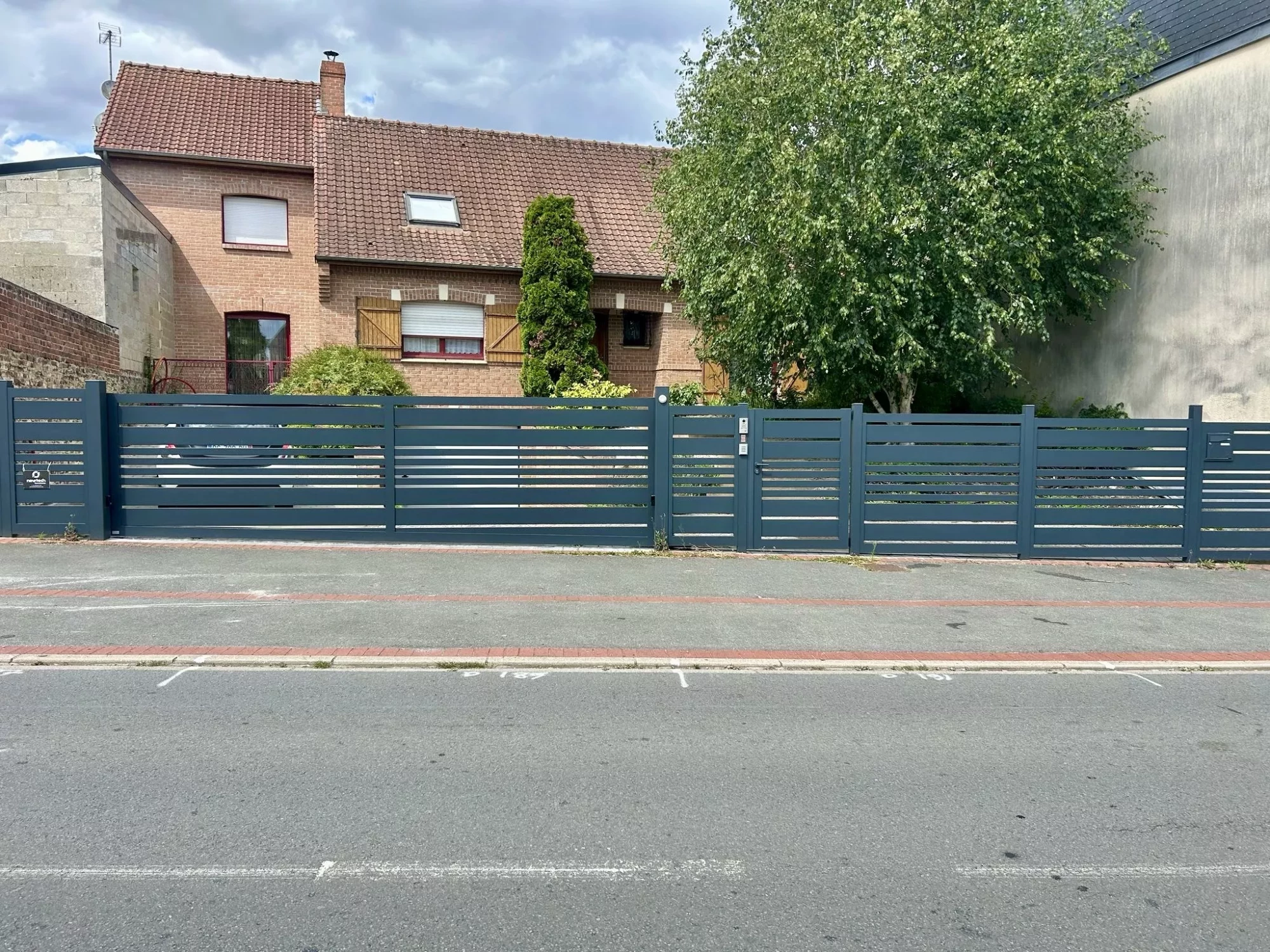 Portail coulissant en pente modèle SAUMUR, portillon et clôture aluminium ajourée gris 7016 à Saint-Nicolas