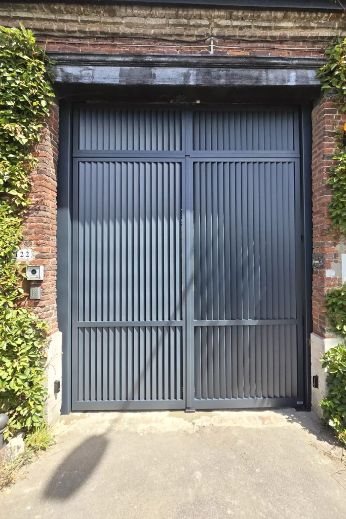 Porte cochère aluminium 2 battants modèle Sarlande, installée par Newtech Fermetures dans le Nord à Flines lez Raches