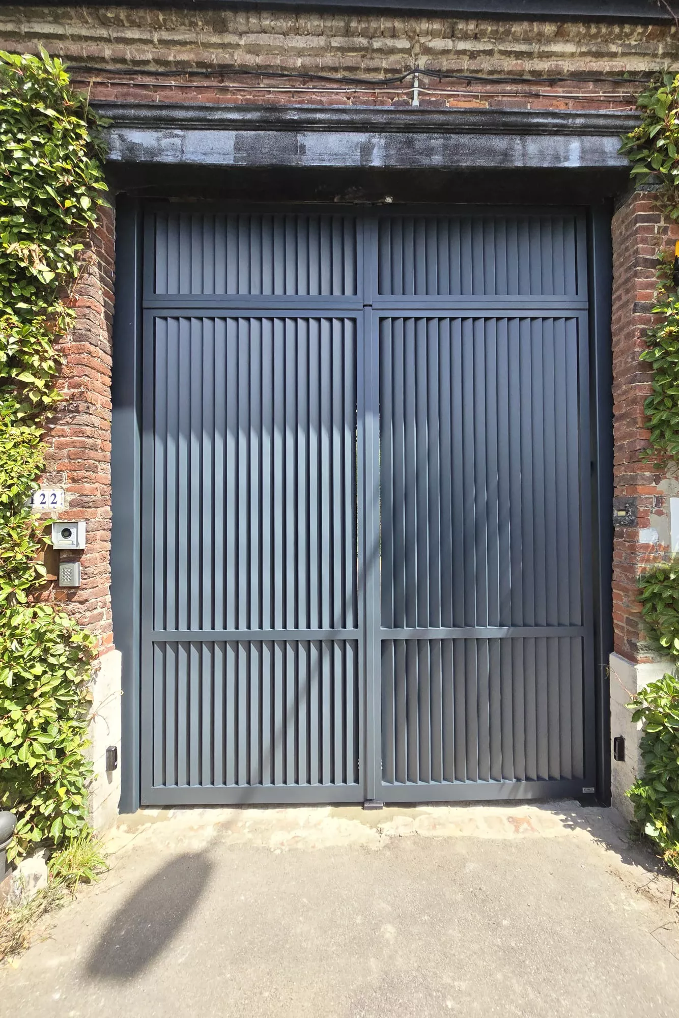 Porte cochère aluminium 2 battants modèle Sarlande, installée par Newtech Fermetures dans le Nord à Flines lez Raches
