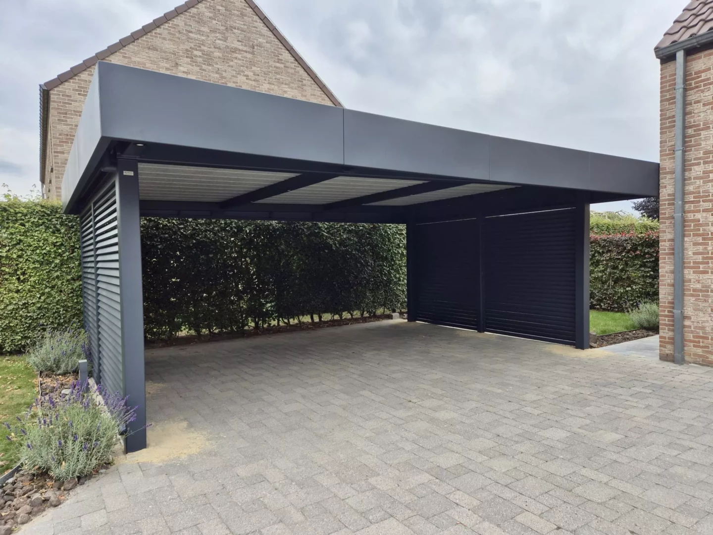 CARPORT ORION AUTOPORTE BANDEAU HORIZON BRISE VUES SARLANDE DEPORT POTEAUX AVANT ET ARRIERE SPOTS LUMINEUX TOITURE BAC ACIER installation newtech à ellignies sainte anne (1)