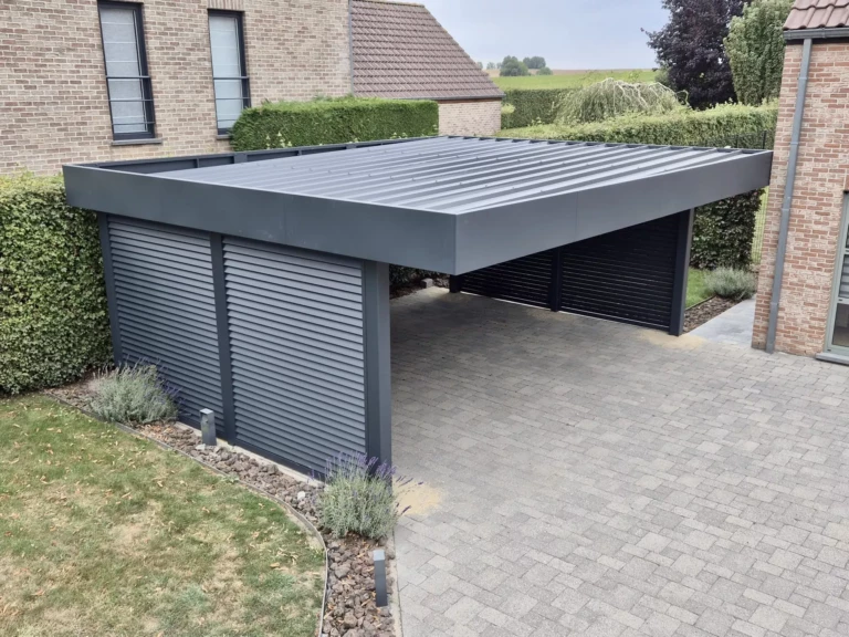 Carport ORION autoporté gris 7016 avec poteaux déportés et brise-vues, installation Newtech Fermetures Belgique