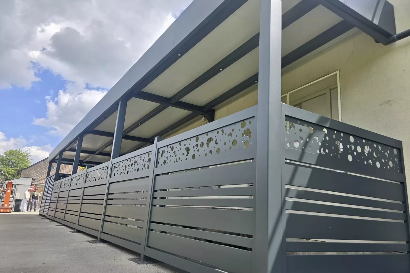 Abri sur mesure à Béthune équipé de panneaux Mozaïk décoratifs en aluminium découpé laser
