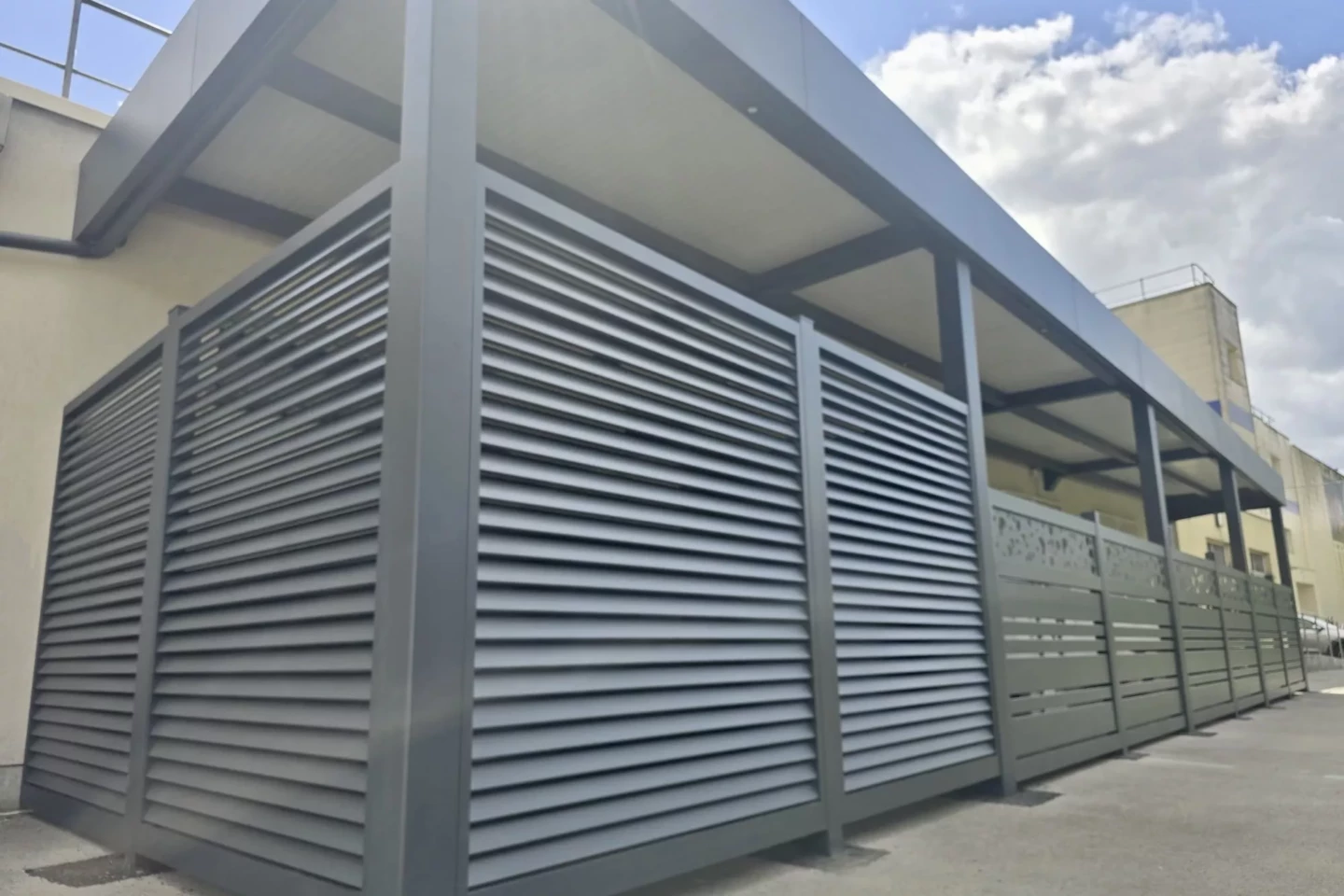 Brise-vues aluminium Sarlande installés sur un abri en aluminium sur mesure à Béthune