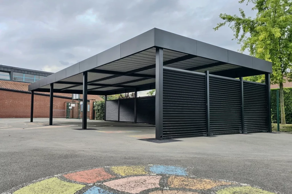 Préau autoporté en aluminium avec brise-vues type Sarlande pour l’école Jacques Brel à Mérignies