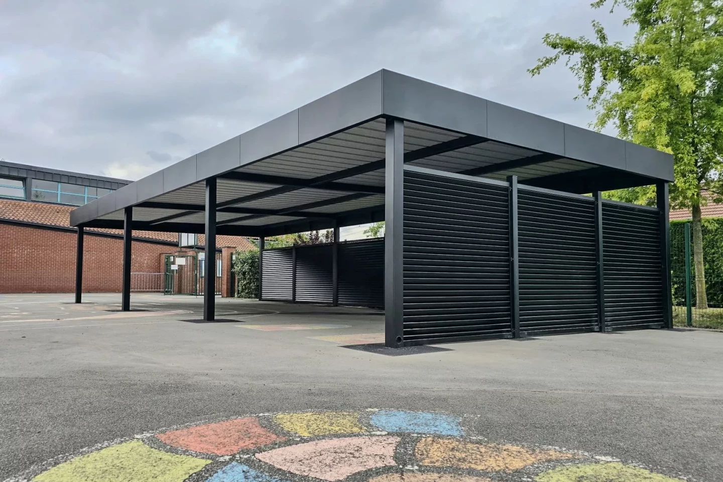 Préau autoporté en aluminium avec brise-vues type Sarlande pour l’école Jacques Brel à Mérignies